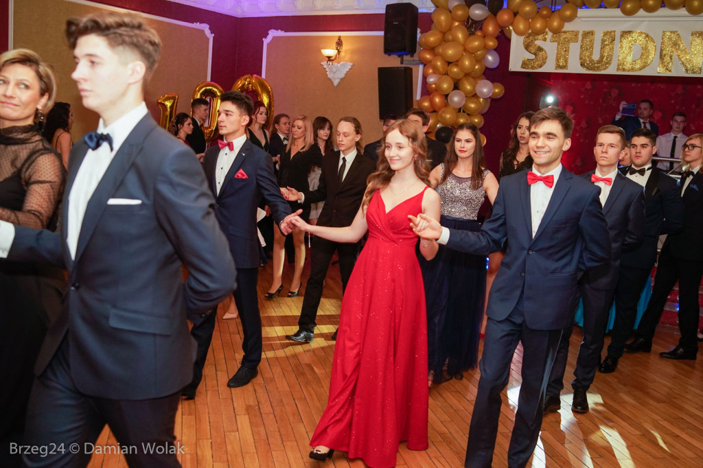 Studniówka 2020 w II Liceum Ogólnokształcącym w Brzegu [zdjęcia]