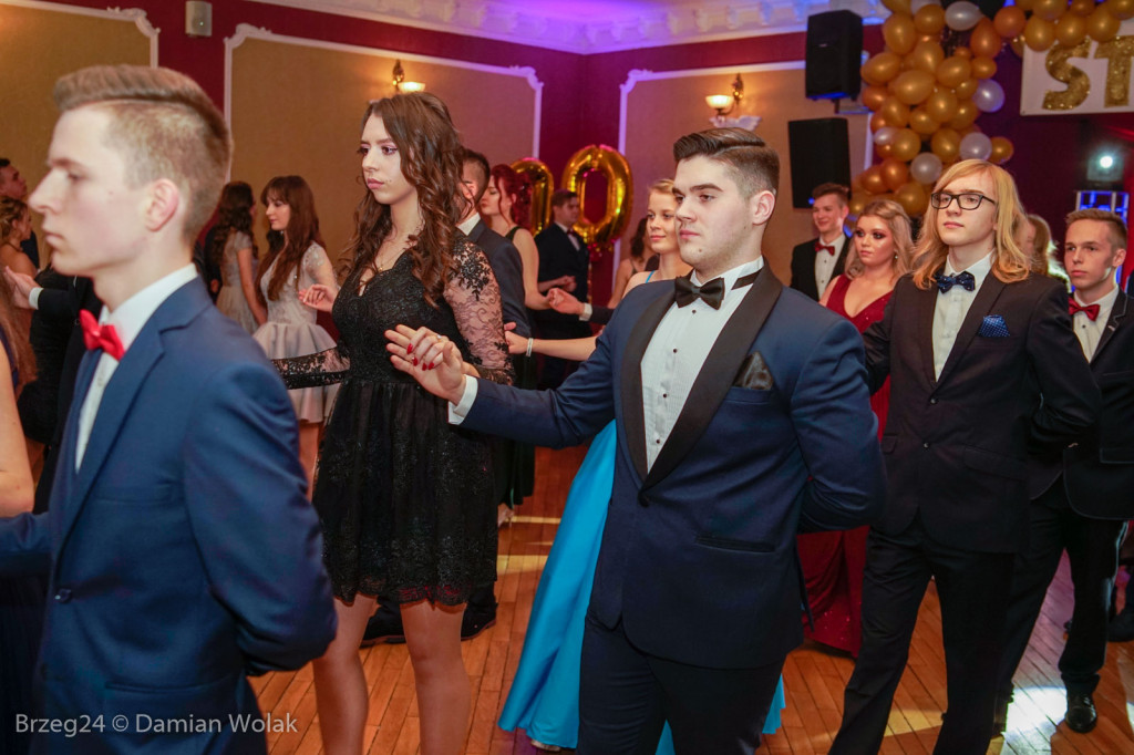 Studniówka 2020 w II Liceum Ogólnokształcącym w Brzegu [zdjęcia]