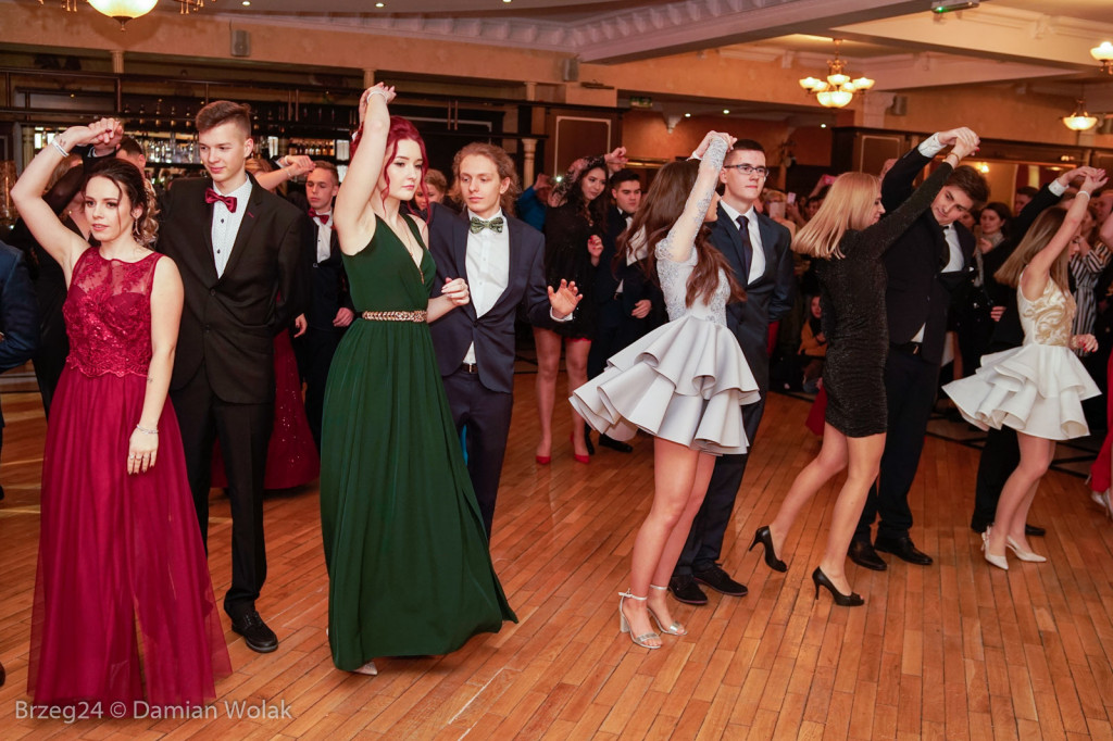 Studniówka 2020 w II Liceum Ogólnokształcącym w Brzegu [zdjęcia]