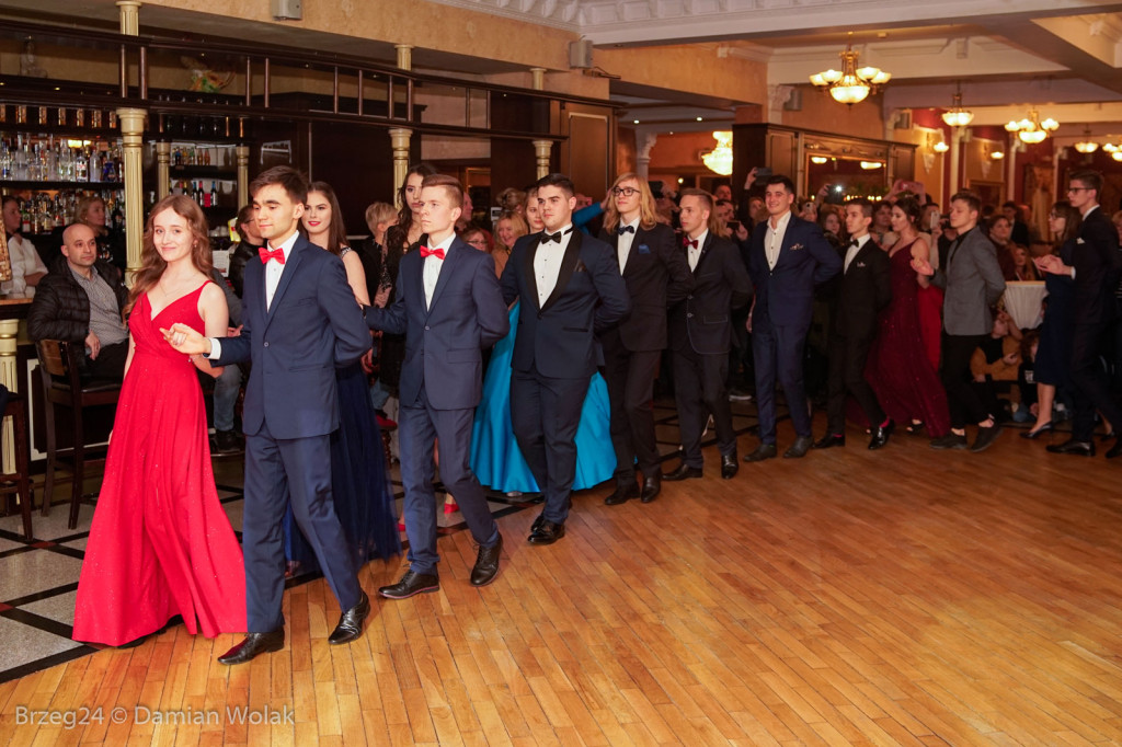 Studniówka 2020 w II Liceum Ogólnokształcącym w Brzegu [zdjęcia]