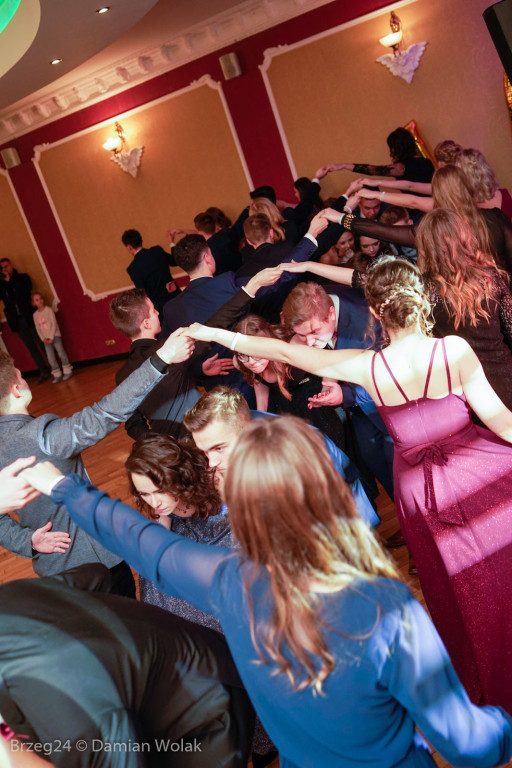 Studniówka 2020 w II Liceum Ogólnokształcącym w Brzegu [zdjęcia]