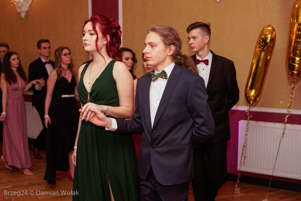 Studniówka 2020 w II Liceum Ogólnokształcącym w Brzegu [zdjęcia]