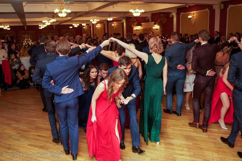 Studniówka 2020 w II Liceum Ogólnokształcącym w Brzegu [zdjęcia]