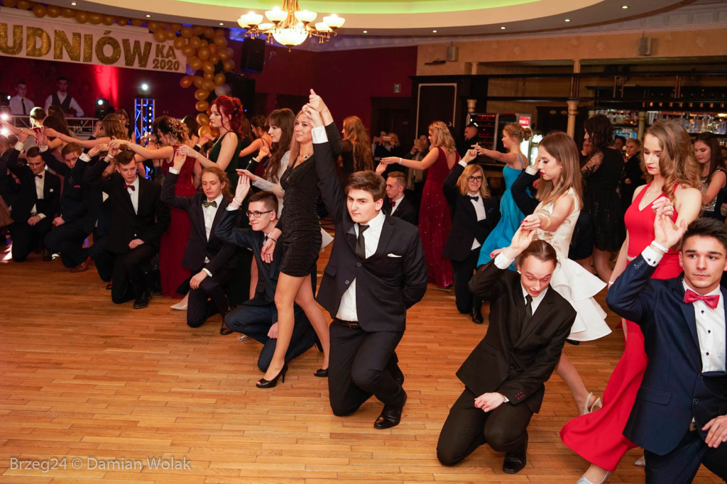 Studniówka 2020 w II Liceum Ogólnokształcącym w Brzegu [zdjęcia]