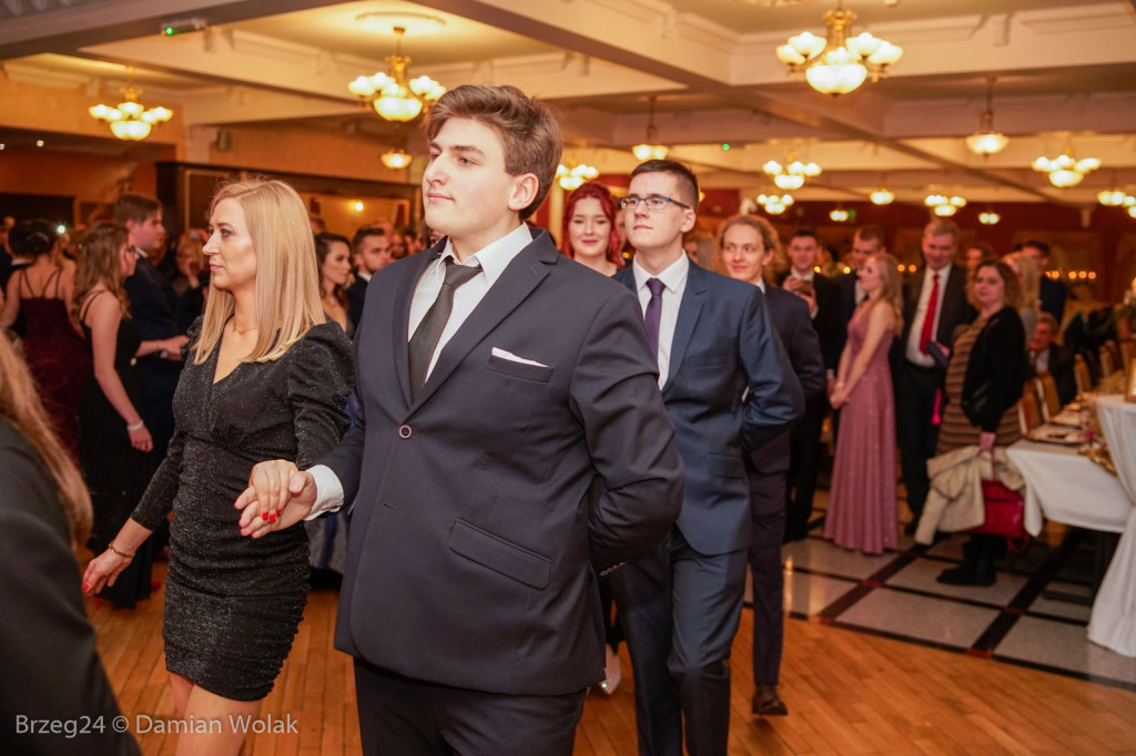 Studniówka 2020 w II Liceum Ogólnokształcącym w Brzegu [zdjęcia]