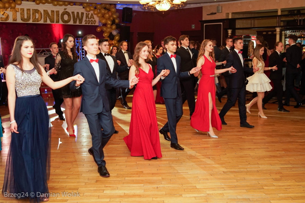 Studniówka 2020 w II Liceum Ogólnokształcącym w Brzegu [zdjęcia]