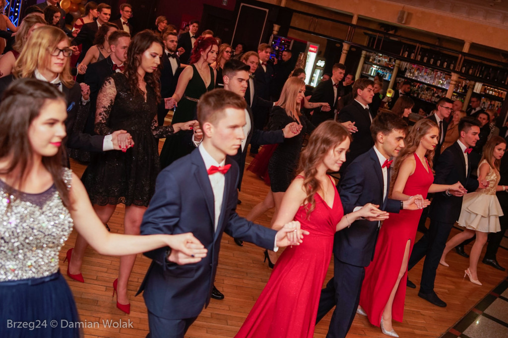 Studniówka 2020 w II Liceum Ogólnokształcącym w Brzegu [zdjęcia]