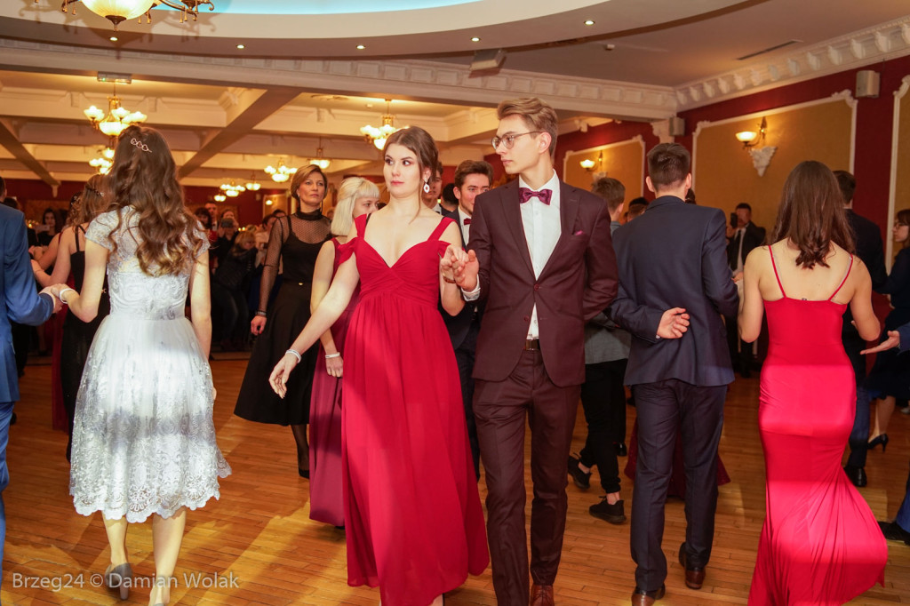 Studniówka 2020 w II Liceum Ogólnokształcącym w Brzegu [zdjęcia]