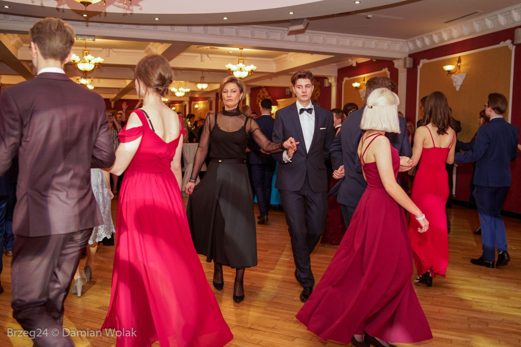 Studniówka 2020 w II Liceum Ogólnokształcącym w Brzegu [zdjęcia]