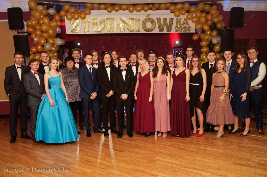 Studniówka 2020 w II Liceum Ogólnokształcącym w Brzegu [zdjęcia]