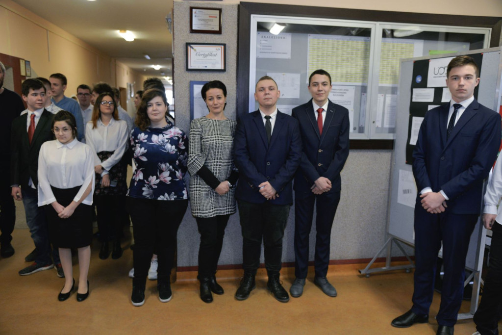 Społeczność szkolna ZSZ nr 1 w Brzegu uroczyście podziękowała dyrektorowi za współpracę