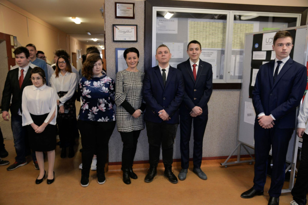 Społeczność szkolna ZSZ nr 1 w Brzegu uroczyście podziękowała dyrektorowi za współpracę