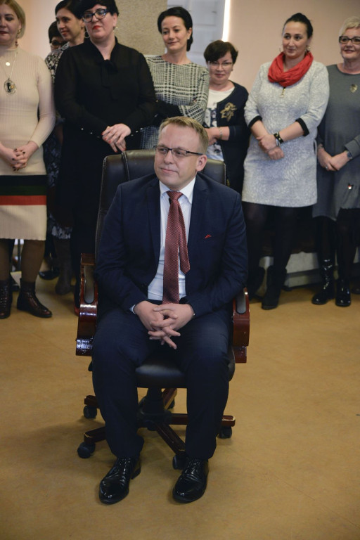 Społeczność szkolna ZSZ nr 1 w Brzegu uroczyście podziękowała dyrektorowi za współpracę