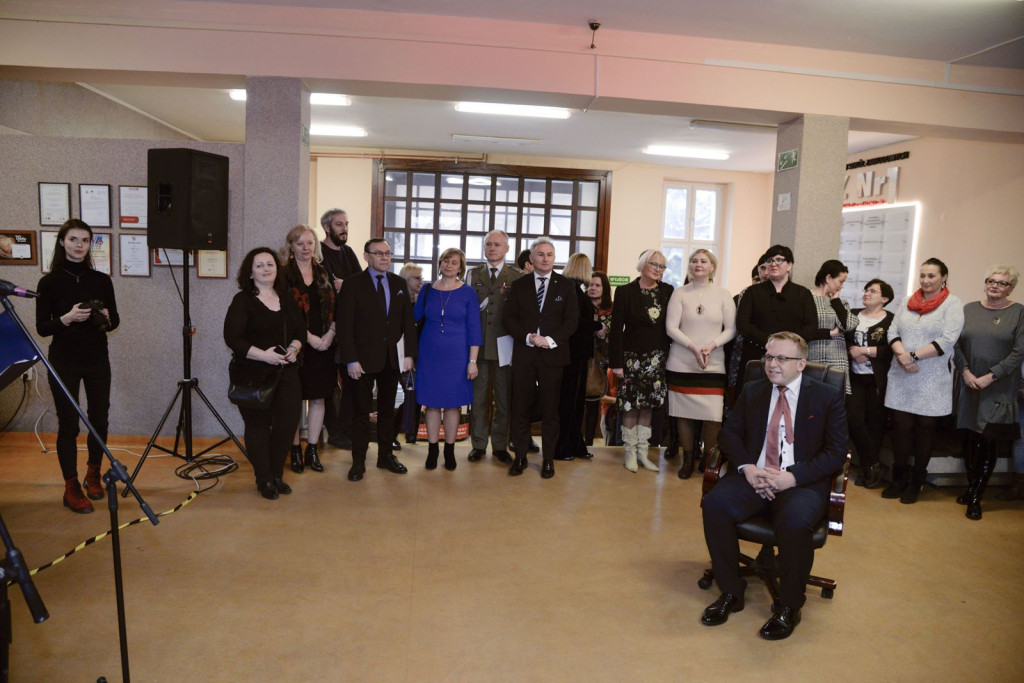 Społeczność szkolna ZSZ nr 1 w Brzegu uroczyście podziękowała dyrektorowi za współpracę