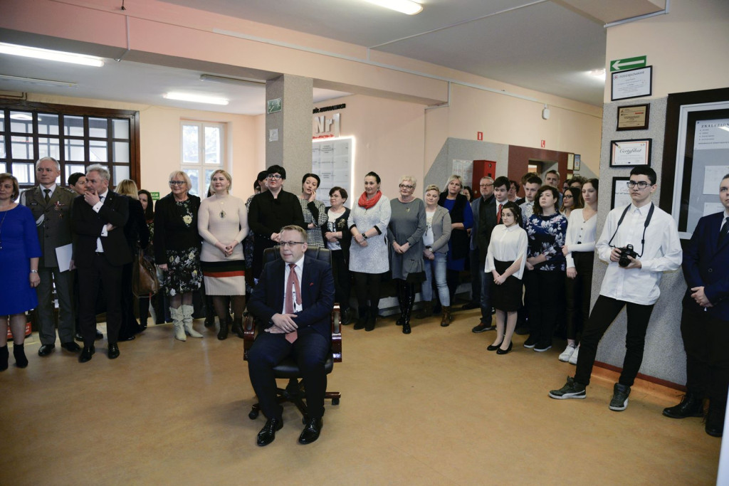 Społeczność szkolna ZSZ nr 1 w Brzegu uroczyście podziękowała dyrektorowi za współpracę