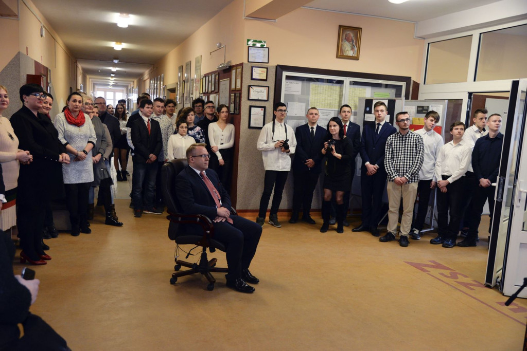 Społeczność szkolna ZSZ nr 1 w Brzegu uroczyście podziękowała dyrektorowi za współpracę