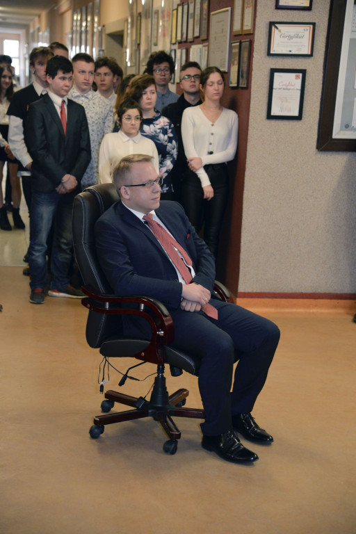 Społeczność szkolna ZSZ nr 1 w Brzegu uroczyście podziękowała dyrektorowi za współpracę