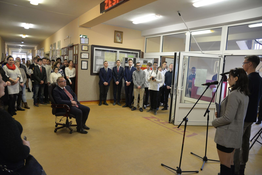 Społeczność szkolna ZSZ nr 1 w Brzegu uroczyście podziękowała dyrektorowi za współpracę