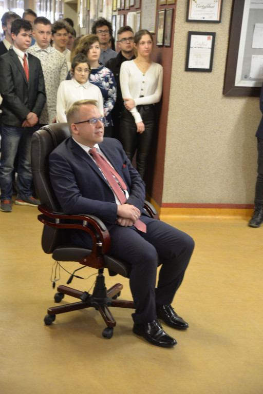 Społeczność szkolna ZSZ nr 1 w Brzegu uroczyście podziękowała dyrektorowi za współpracę