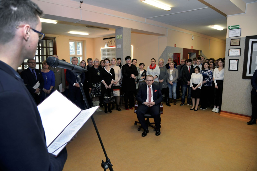 Społeczność szkolna ZSZ nr 1 w Brzegu uroczyście podziękowała dyrektorowi za współpracę