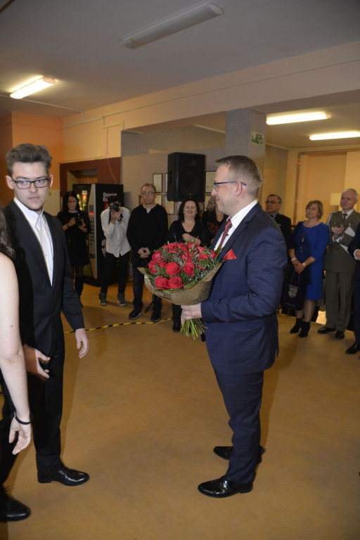 Społeczność szkolna ZSZ nr 1 w Brzegu uroczyście podziękowała dyrektorowi za współpracę