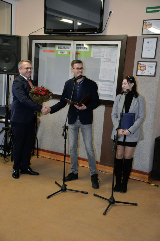 Społeczność szkolna ZSZ nr 1 w Brzegu uroczyście podziękowała dyrektorowi za współpracę