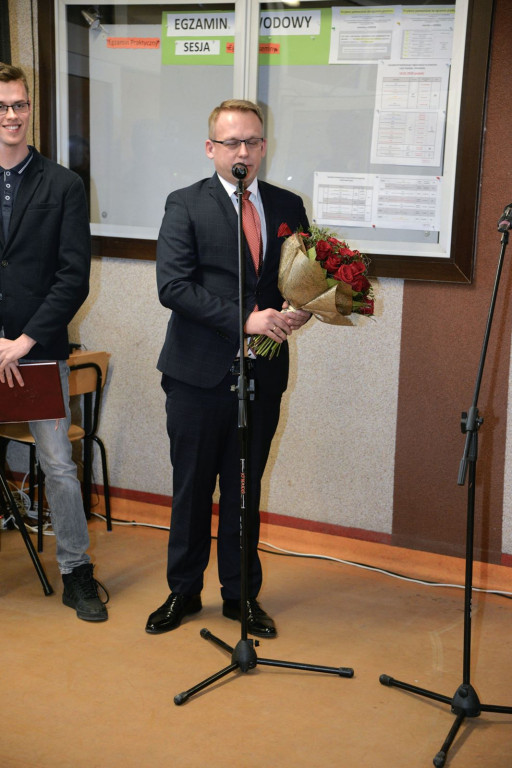 Społeczność szkolna ZSZ nr 1 w Brzegu uroczyście podziękowała dyrektorowi za współpracę