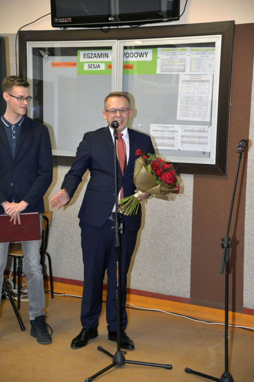 Społeczność szkolna ZSZ nr 1 w Brzegu uroczyście podziękowała dyrektorowi za współpracę