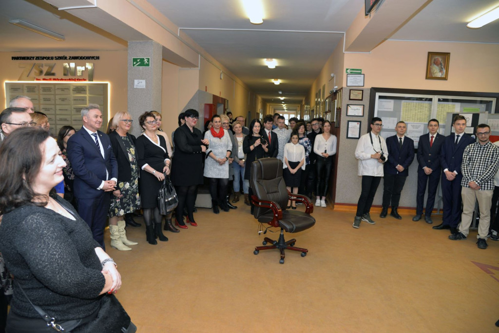 Społeczność szkolna ZSZ nr 1 w Brzegu uroczyście podziękowała dyrektorowi za współpracę