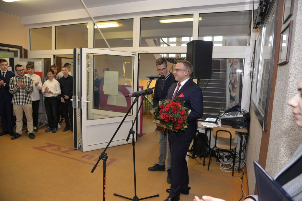 Społeczność szkolna ZSZ nr 1 w Brzegu uroczyście podziękowała dyrektorowi za współpracę