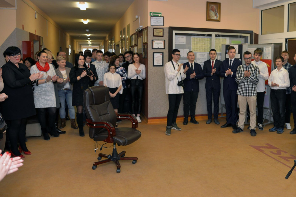 Społeczność szkolna ZSZ nr 1 w Brzegu uroczyście podziękowała dyrektorowi za współpracę