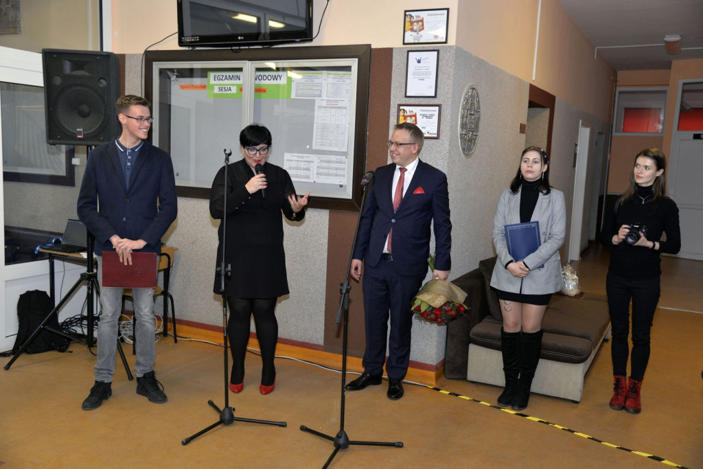 Społeczność szkolna ZSZ nr 1 w Brzegu uroczyście podziękowała dyrektorowi za współpracę