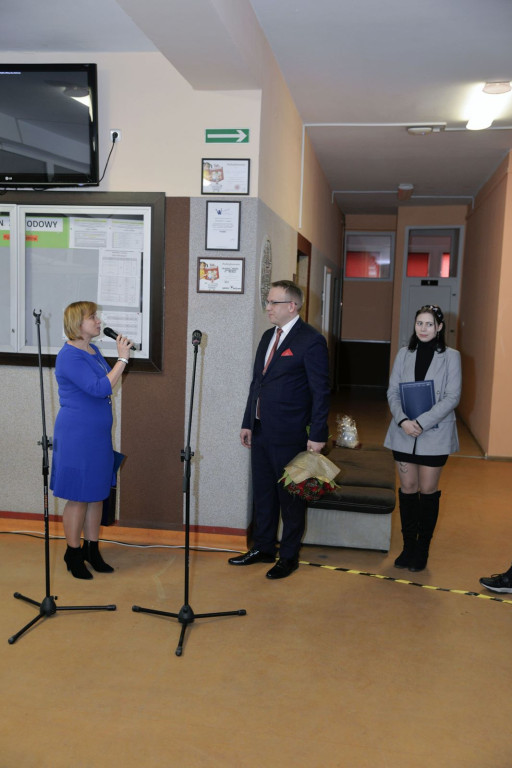 Społeczność szkolna ZSZ nr 1 w Brzegu uroczyście podziękowała dyrektorowi za współpracę