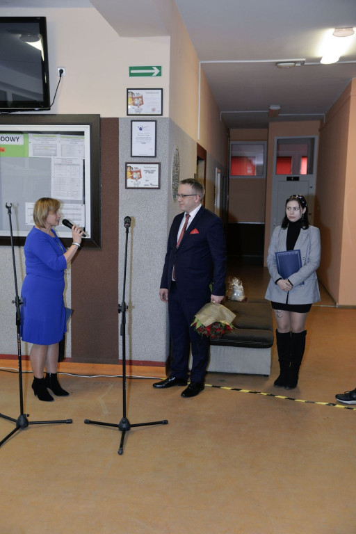 Społeczność szkolna ZSZ nr 1 w Brzegu uroczyście podziękowała dyrektorowi za współpracę
