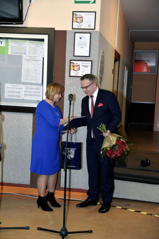 Społeczność szkolna ZSZ nr 1 w Brzegu uroczyście podziękowała dyrektorowi za współpracę
