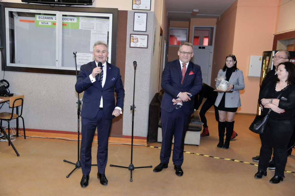 Społeczność szkolna ZSZ nr 1 w Brzegu uroczyście podziękowała dyrektorowi za współpracę