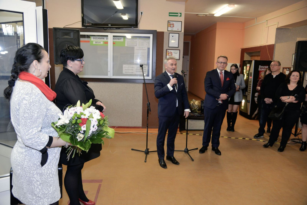 Społeczność szkolna ZSZ nr 1 w Brzegu uroczyście podziękowała dyrektorowi za współpracę