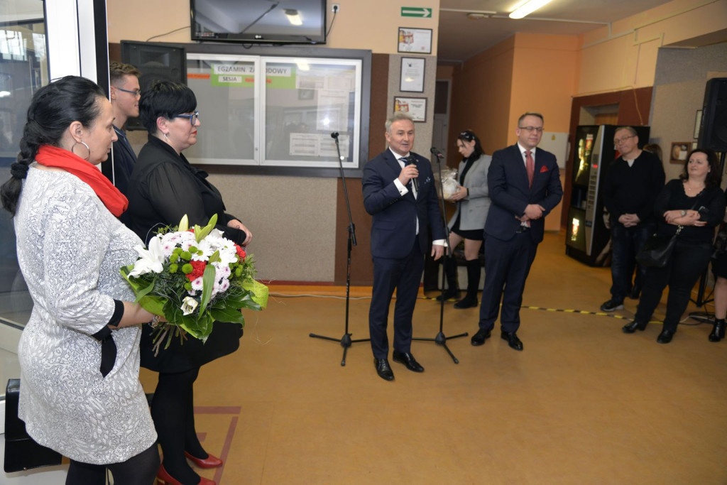 Społeczność szkolna ZSZ nr 1 w Brzegu uroczyście podziękowała dyrektorowi za współpracę