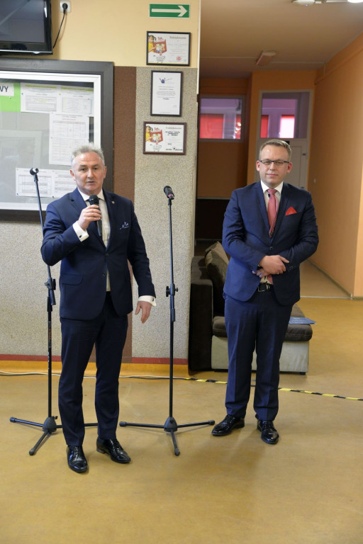 Społeczność szkolna ZSZ nr 1 w Brzegu uroczyście podziękowała dyrektorowi za współpracę