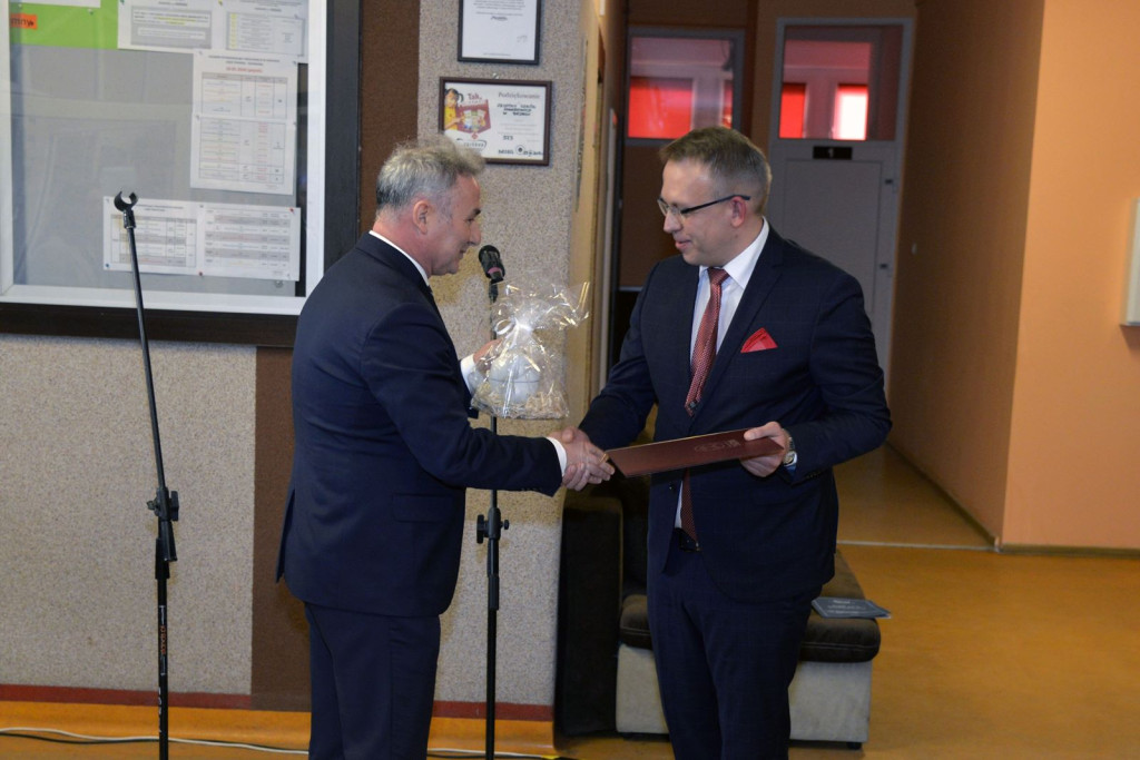 Społeczność szkolna ZSZ nr 1 w Brzegu uroczyście podziękowała dyrektorowi za współpracę