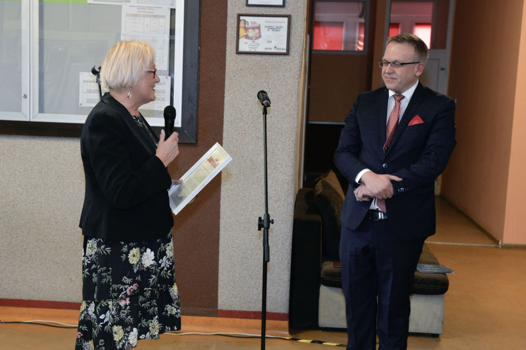 Społeczność szkolna ZSZ nr 1 w Brzegu uroczyście podziękowała dyrektorowi za współpracę