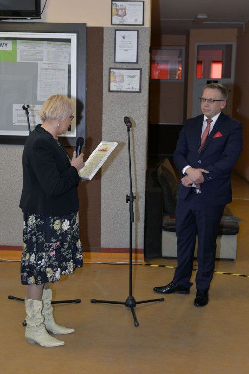 Społeczność szkolna ZSZ nr 1 w Brzegu uroczyście podziękowała dyrektorowi za współpracę