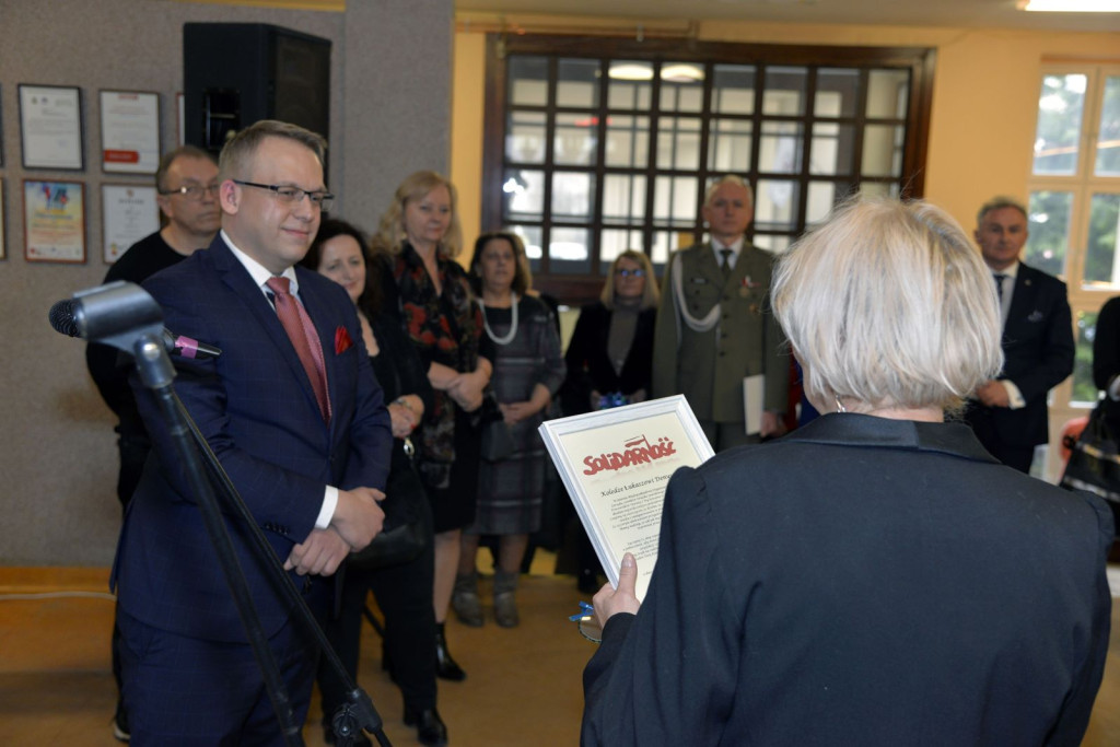 Społeczność szkolna ZSZ nr 1 w Brzegu uroczyście podziękowała dyrektorowi za współpracę