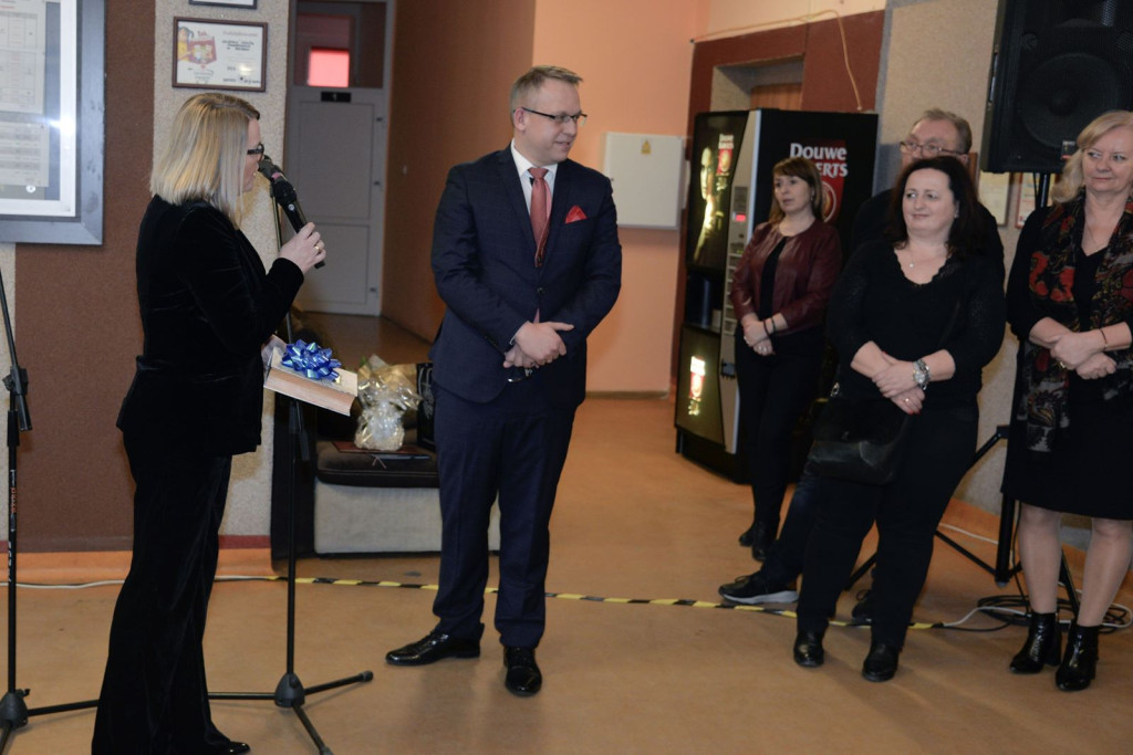 Społeczność szkolna ZSZ nr 1 w Brzegu uroczyście podziękowała dyrektorowi za współpracę