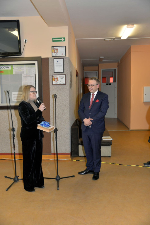 Społeczność szkolna ZSZ nr 1 w Brzegu uroczyście podziękowała dyrektorowi za współpracę