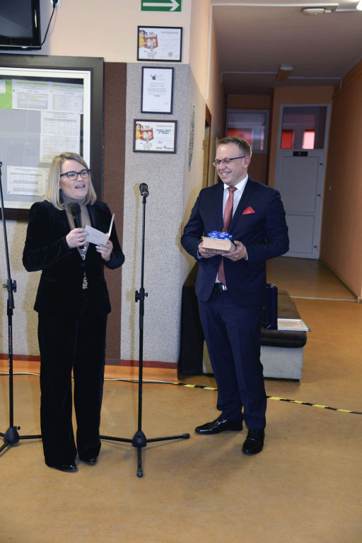 Społeczność szkolna ZSZ nr 1 w Brzegu uroczyście podziękowała dyrektorowi za współpracę