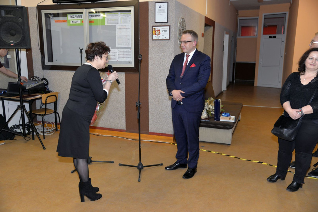 Społeczność szkolna ZSZ nr 1 w Brzegu uroczyście podziękowała dyrektorowi za współpracę