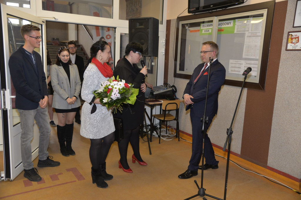 Społeczność szkolna ZSZ nr 1 w Brzegu uroczyście podziękowała dyrektorowi za współpracę