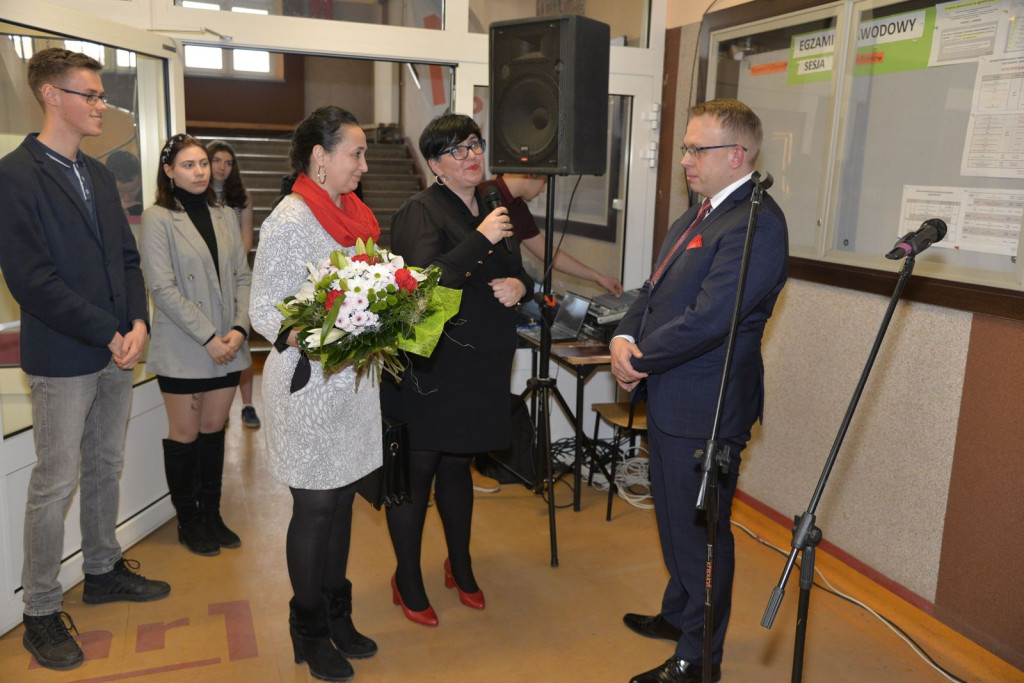 Społeczność szkolna ZSZ nr 1 w Brzegu uroczyście podziękowała dyrektorowi za współpracę