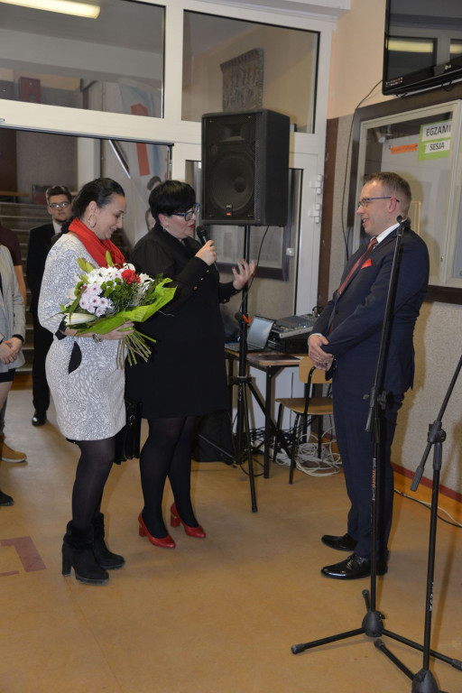 Społeczność szkolna ZSZ nr 1 w Brzegu uroczyście podziękowała dyrektorowi za współpracę